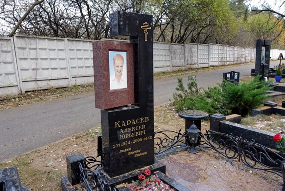 Вертикальная стела из чёрного гранита с прямоугольной вставкой
